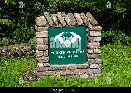 Segno di ingresso per il parco nazionale degli Yorkshire Dales vicino Devils Bridge in Kirkby Lonsdale Cumbria Inghilterra England Regno Unito Regno Unito Foto Stock
