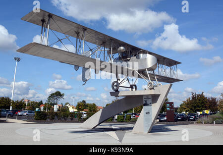 Breguet-Michelin monumento aereo sul parcheggio del Clermont-Auvergne aeroporto, Puy-de-Dome, Massif-Central, Francia Foto Stock