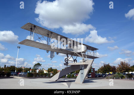 Breguet-Michelin monumento aereo sul parcheggio del Clermont-Auvergne aeroporto, Puy-de-Dome, Massif-Central, Francia Foto Stock