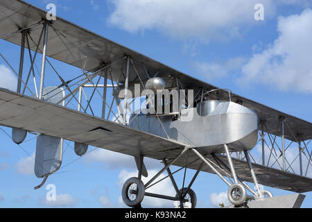 Breguet-Michelin monumento aereo sul parcheggio dell aeroporto Clermont-Auvergne Francia Foto Stock