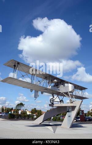 Breguet-Michelin monumento aereo sul parcheggio dell aeroporto Clermont-Auvergne Francia Foto Stock