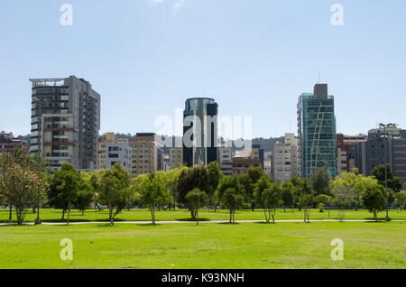 Quito, Ecuador, ottobre 14-2015: all'interno di la carolina park a Quito, Ecuador. Bella e verde all'aperto con alcuni alti edifici adibiti ad uffici marcatura della città Foto Stock