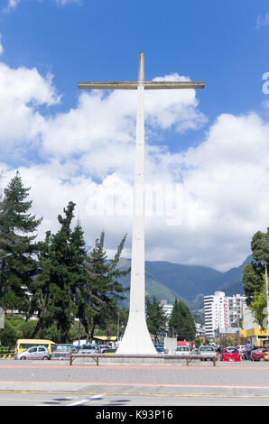 Quito, Ecuador, ottobre 14-2015: questa croce si trova a la carolina e il parco fu costruito per la visita del Papa a Quito 1982. Foto Stock