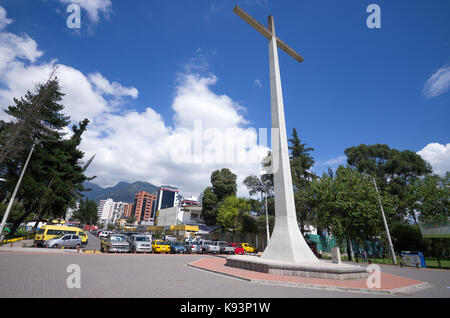 Quito, Ecuador, ottobre 14-2015: questa croce si trova a la carolina e il parco fu costruito per la visita del Papa a Quito 1982. Foto Stock