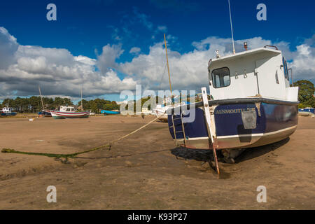 Northumberland coast, barche ormeggiate nel porto di Alnmouth, Northumberland, Regno Unito a bassa marea Settembre 2017 Foto Stock