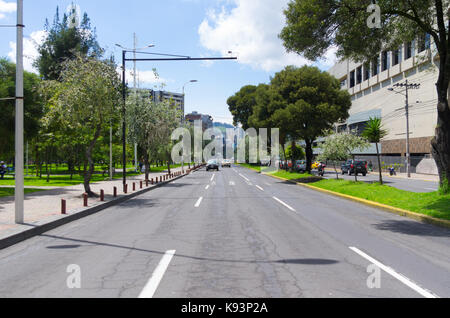 Quito, Ecuador, ottobre 14-2015: grande immagine da parte moderna di Quito la miscelazione di nuova architettura con affascinanti strade e dintorni verdi. Foto Stock