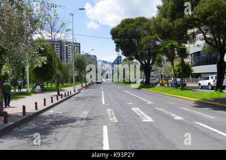 Quito, Ecuador, ottobre 14-2015: grande immagine da parte moderna di Quito la miscelazione di nuova architettura con affascinanti strade e dintorni verdi. Foto Stock