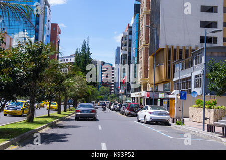 Quito, Ecuador, ottobre 14-2015: grande immagine da parte moderna di Quito la miscelazione di nuova architettura con affascinanti strade e dintorni verdi. Foto Stock