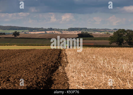 Agricoltura del Regno Unito, aratura a Foxberry Farm, Caldwell, North Yorkshire, Regno Unito Settembre 2017 con spazio di copia Foto Stock