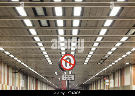 N. U-turn segno sulla strada di faggio in tunnel di Barbican, City of London Foto Stock