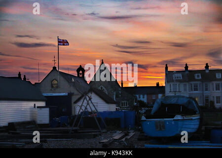 Walmer rnli life-stazione delle barche e la spiaggia al crepuscolo. Foto Stock