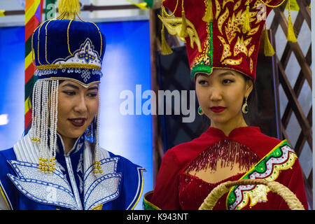 Ragazze - Kirghizistan in costumi nazionali Foto Stock