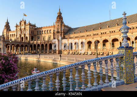 Plaza de Espana, un ventesimo secolo revival rinascimentale complesso di edifici attorno a una piscina, con art deco e dettagli in ceramica. Foto Stock