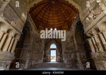 Vista interna del umayyad palace con cupola ricostruita nel complesso del palazzo a jabal al-Qal'a, cittadella di Amman. Foto Stock