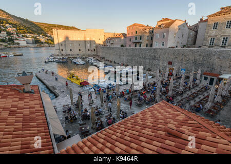 Vista sui tetti delle case verso il porto nella città vecchia di Dubrovnik. Foto Stock