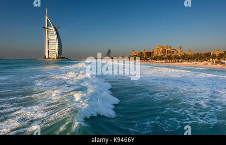 Cityscape di dubai, Emirati arabi uniti, con il burj al arab grattacielo sulla costa del golfo persico in distanza. Foto Stock