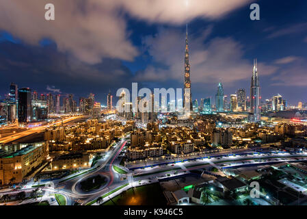 Cityscape di dubai, Emirati arabi uniti al tramonto, con grattacieli illuminati e la marina in primo piano. Foto Stock