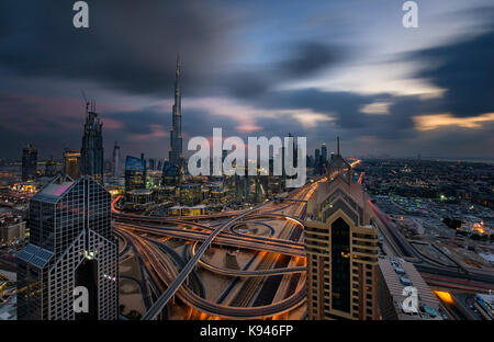 Paesaggio di dubai, Emirati arabi uniti, con il Burj Khalifa e altri grattacieli sotto un cielo nuvoloso. Foto Stock