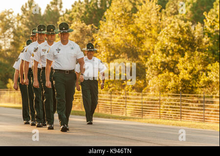 L'applicazione della legge la formazione del personale o trapanare gli istruttori, marzo in formazione per salutare una nuova accademia di polizia reclutare classe la prima giornata di training. Foto Stock