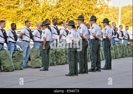 Sceriffo vice istruttore trapano risolve una accademia di polizia cadet classe di formazione durante la prima fase di applicazione della legge di formazione. Florida USA. Foto Stock