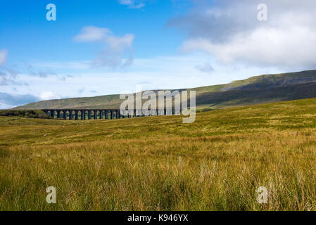 Il Viadotto Ribblehead portando arrivino a Carlisle Ferrovia Batty Moss a Ribblehead North Yorkshire England Regno Unito Regno Unito Foto Stock