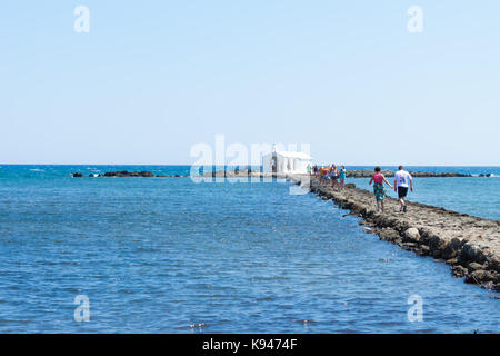 La cappella di san nicola (AGIOS NIKOLAOS) in mezzo al mare. georgioupoli, Creta, Grecia Foto Stock