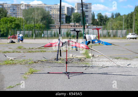Sport archi a sinistra su un poligono di tiro con l'arco. Foto Stock