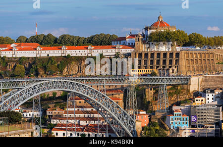 Vista sulla città di Mosteiro da Serra do Pilar e Dom Luis I Bridge Porto Portogallo Foto Stock