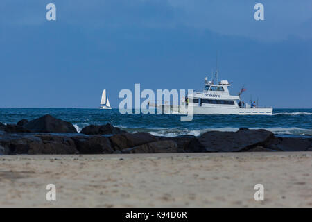 Trattativa, new jersey - 16 settembre 2017: ol' salty vele passato al molo in cattive acque oceaniche creato dalla tempesta tropicale jose. un catamarano passa in D Foto Stock