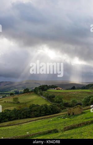 Cielo tempestoso sopra e intorno alle Semer acqua vicino Bainbridge nel Yorkshire Dales National Park North Yorkshire England Regno Unito Regno Unito Foto Stock