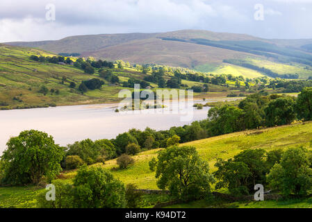 Cielo tempestoso sopra e intorno alle Semer acqua vicino Bainbridge nel Yorkshire Dales National Park North Yorkshire England Regno Unito Regno Unito Foto Stock