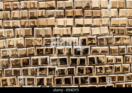 Golden piastrelle a mosaico di sfondo, texture con spazio di copia Foto Stock