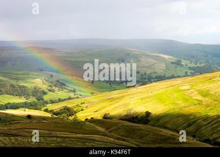Un bellissimo arcobaleno curve su Remote nella brughiera Swaledale vicino Muker Yorkshire Dales National Park nello Yorkshire England Regno Unito Regno Unito Foto Stock