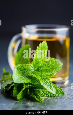 Gustoso tè alla menta. le foglie di menta e una tazza di tè. Foto Stock