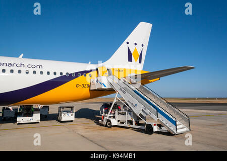 Un Monarch Airlines Airbus A321 poco dopo il vostro arrivo presso il Portogallo aeroporto di Faro. Foto Stock