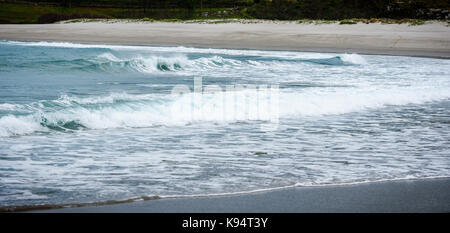 Big Surf oceano onde del mare sulla spiaggia sabbiosa. Sullo sfondo di un paesaggio forte immagine onde dell oceano atlantico in Spagna. pronto per il surf. Foto Stock