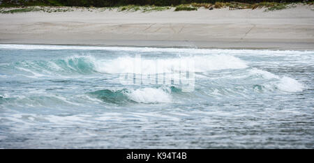 Big Surf oceano onde del mare sulla spiaggia sabbiosa. Sullo sfondo di un paesaggio forte immagine onde dell oceano atlantico in Spagna. pronto per il surf. Foto Stock