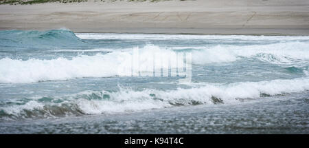 Big Surf oceano onde del mare sulla spiaggia sabbiosa. Sullo sfondo di un paesaggio forte immagine onde dell oceano atlantico in Spagna. pronto per il surf. Foto Stock