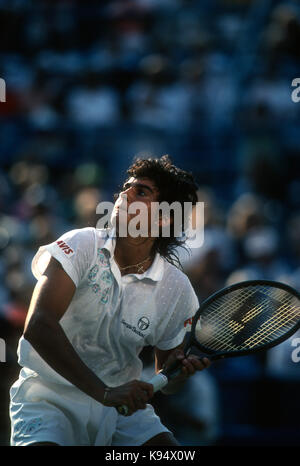 Gabriela Sabatini si prepara a colpire di rovescio volley durante il 1989 US Open Foto Stock