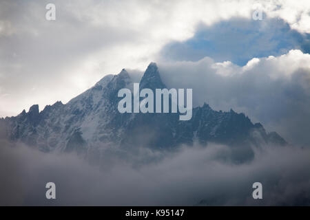 Nuvole temporalesche cancellazione sopra l'Aiguille du dru da LES PRAZ, Chamonix, Francia. Foto Stock