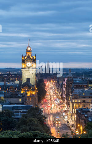 Vista lungo occupato Princes Street al crepuscolo in Edimburgo, Scozia, Regno Unito. Foto Stock