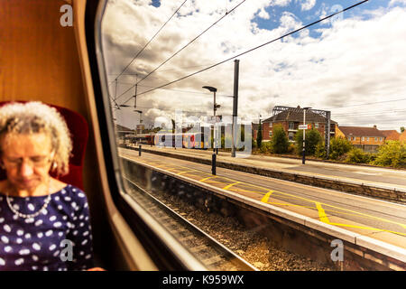 Seduto sul treno, Grantham stazione ferroviaria, Grantham stazione ferroviaria lincolnshire, donna su un treno, seduto sul treno, tirando in alla stazione ferroviaria, UK, treno Foto Stock