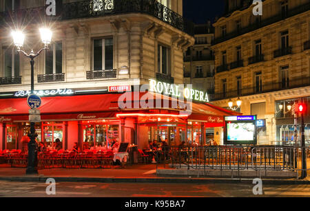 Il francese tradizionale brasserie cafe royal opera di notte., Parigi, Francia. Foto Stock