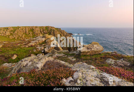 Serata calda luce sulle scogliere a testa gwennap Foto Stock