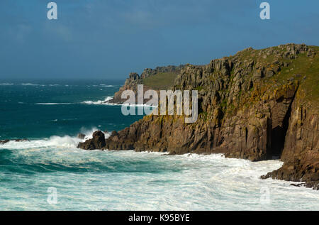 Mare mosso a pendower cove vicino al Lands End Foto Stock