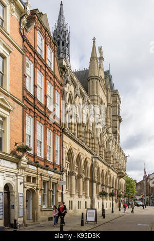 Northampton Guildhall costruito intorno al 1860 dall'architetto Edward Godwin in stile neo-gotico; l'Inghilterra, Regno Unito Foto Stock