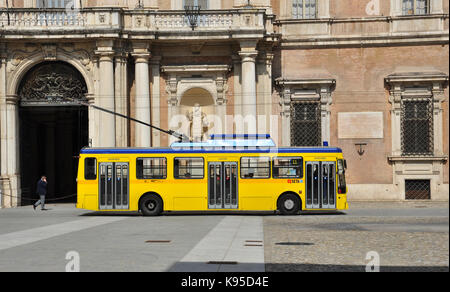 Filobus nella parte anteriore del palazzo ducale, piazza Roma, modena, Italia Foto Stock