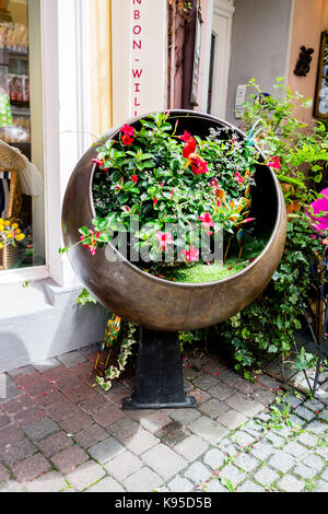 BERNKASTEL-KEUS, Germania - 5° agosto 17: Un mazzo di fiori in una ruota di Barrow è sul display al di fuori di un negozio di vendita al dettaglio per attirare i clienti. Foto Stock