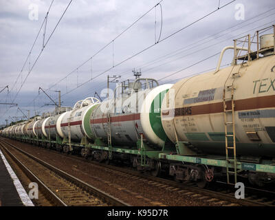 Borisyl, Ucraina - 18 settembre 2017: il treno dai serbatoi con gas liquefatto viene inviato a Kiev Foto Stock