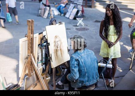 Firenze, Italia - 25 settembre 2016: dipinti venduti sulla strada di Firenze vicino alla galleria degli Uffizi di Firenze è una popolare destinazione turistica e molti str Foto Stock